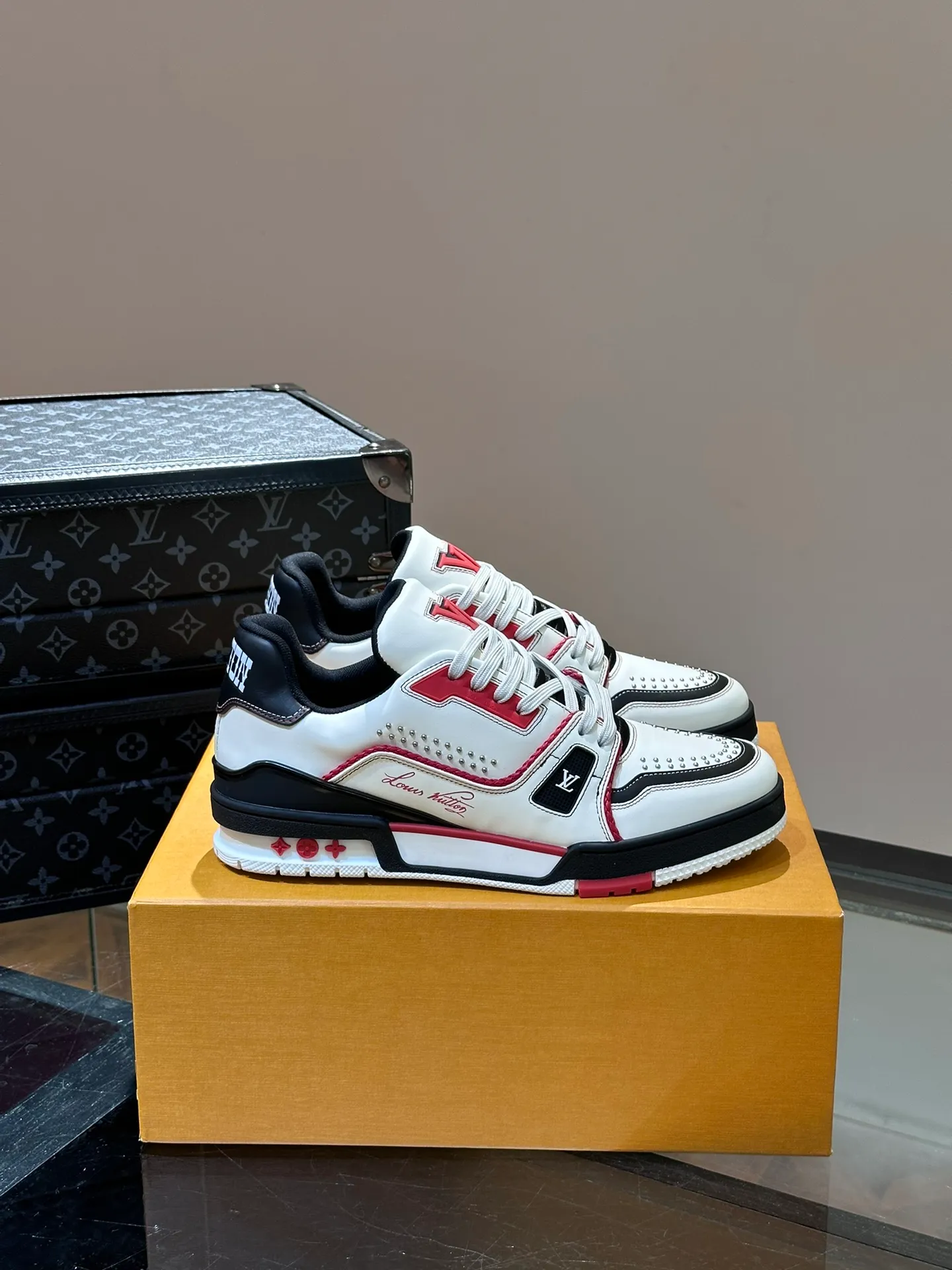 LV P840 men's sneakers, new colors, this LV Trainer sneaker is made of grained calf leather in colorful tones, with rivet decoration on the upper and handwritten Louis Vuitton logo on the side, which contrasts with the western-style Vuitton logo on the rear. The original construction was designed by Virgil Abloh and is inspired by vintage basketball shoes. Continuing the complex upper, the rubber-injected rubber outsole continues the iconic elements, with LV letters on the tongue and sides, Vuitton logo on the rear, Monogram flowers on the outsole, handwritten Louis Vuitton logo on the side, and standard insoles to continue the comfort experience. Comes with original box and complete packaging. Size: 38-45.
